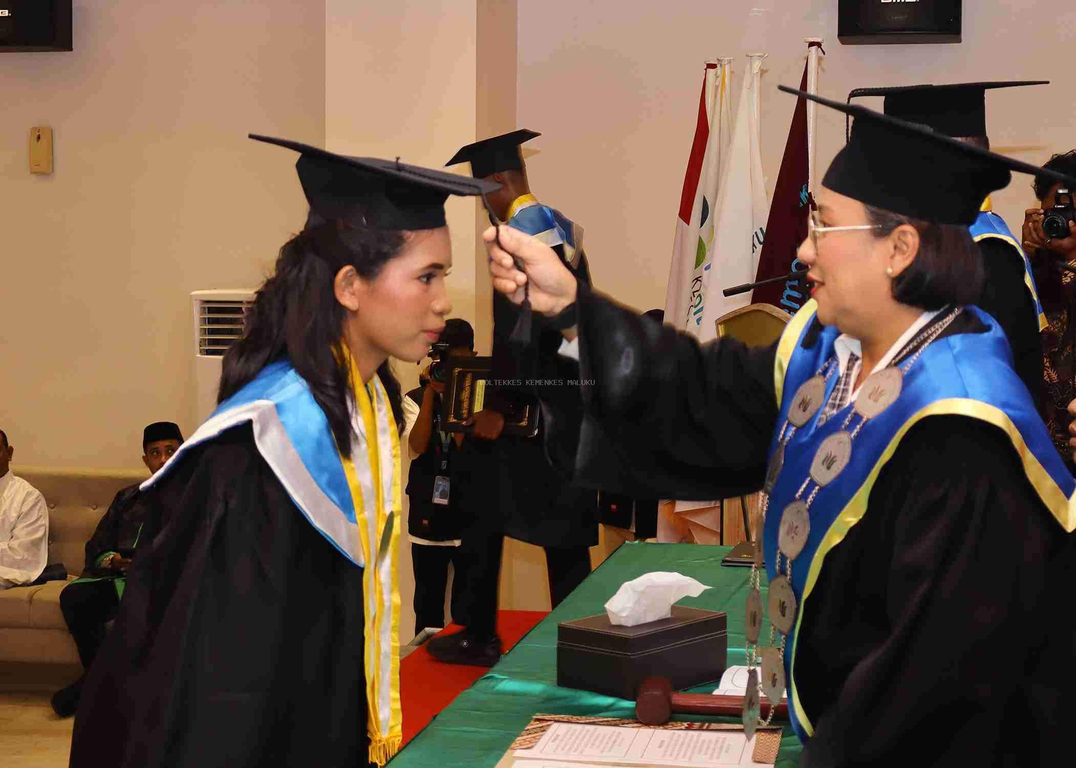 POLTEKKES KEMENKES MALUKU MELAKSANAKAN WISUDA, PELANTIKAN DAN ANGKAT SUMPAH LULUSAN PADA PRODI KEPERAWATAN TUAL 